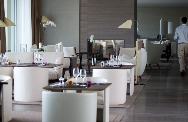 La-Réserve-Ramatuelle-Design-Hotel-reštaurácia-salónik-drevo-béžová
