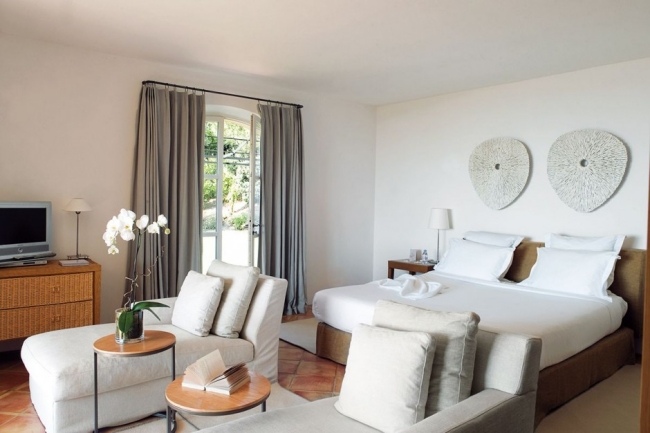 vybavenie hotelového apartmánu spálňa krémové drevo