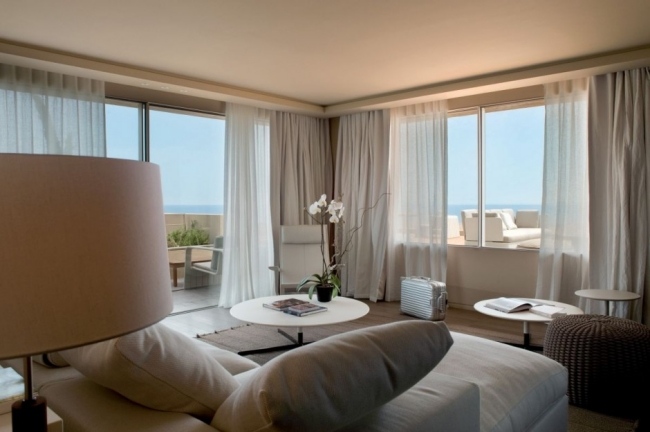 hotelová interiérová suita s béžovým výhľadom na more