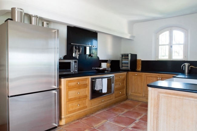 hotelové zariadenie-kuchyňa-treakotta-obklady-drevené čela