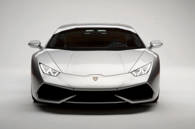 Pohľad spredu na Lamborghini Huracan LP 610 4 2015 Lamborghini Huracan LP 610 4 2015 predné 2