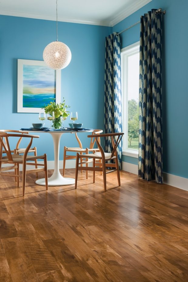 podlaha do jedálne-laminátovo-modré závesy jedálenské stoličky retro optika