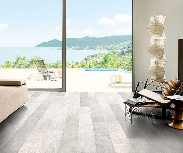 spálňa s podlahou s výhľadom na jazero, laminátová stena, zasklené posuvné dvere, balkón