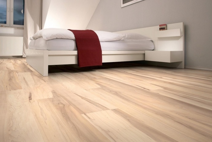 moderná podlaha-laminát-lacné-podlahy-nápady-javor-svetelná optika