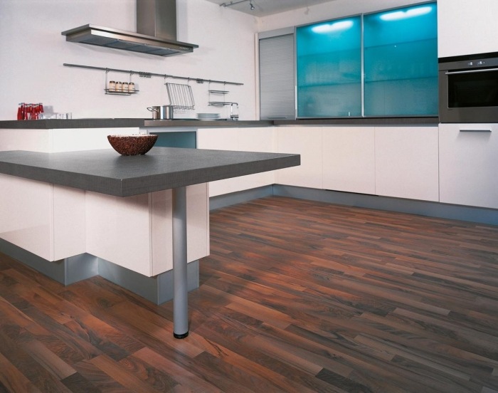 moderné-laminátové-podlahové-pohodlné-orechovo-matné-podlahové vykurovanie-vhodné