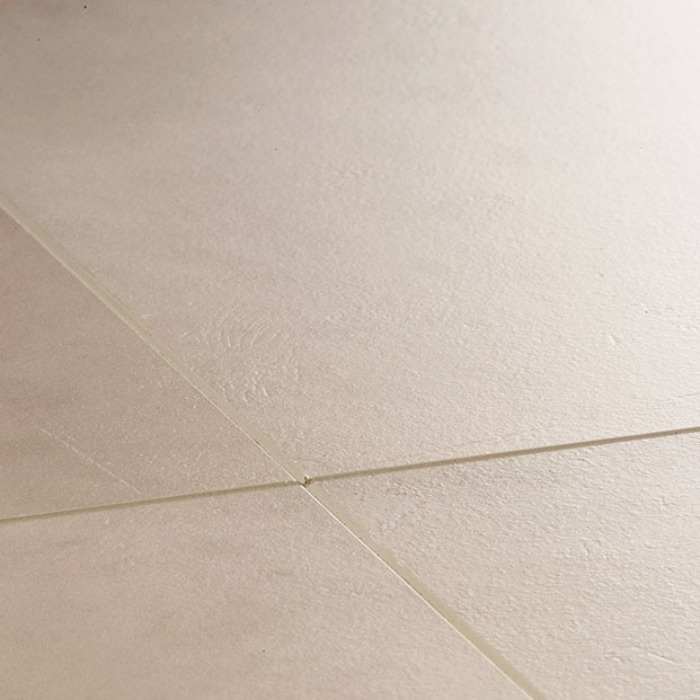 Laminátová podlaha z lešteného betónu vyzerá prirodzene - detailný pohľad UF1246 laminát-dlaždice-vzhľad-rýchly-krok-leštený-betón-krém-prírodný-UF1246-detailný pohľad