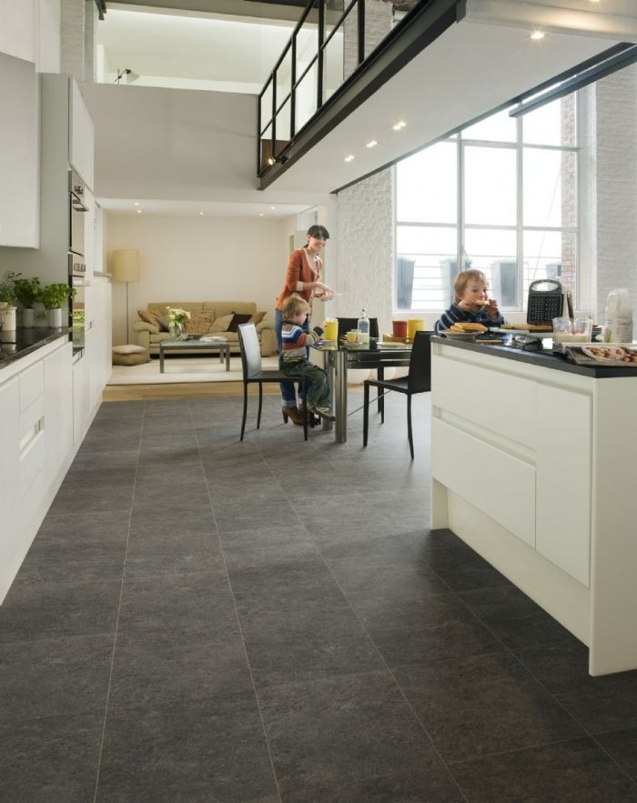 Laminát v vzhľade tmavej bridlice v kuchyni Exq1552 laminát-dlaždice-vzhľad-rýchly-krok-exquisa-bridlica-tmavá-exq1552-kuchyňa