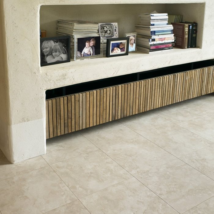 Laminátová podlaha s dlaždicovým dekorom a travertínovým kameňom vzhľad EXQ1556 laminát v obývacej izbe-podlaha-Exquisa-Tivoli-Travertine-EXQ1556