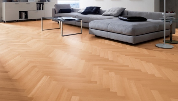 Vzor laminátovej a parketovej rybej kosti jasný