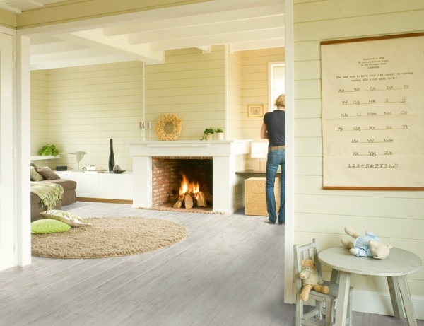 laminát a parkety žiarivo biela obývačka