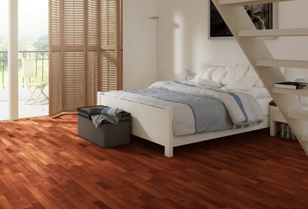 laminátová podlaha, čerešňová spálňa