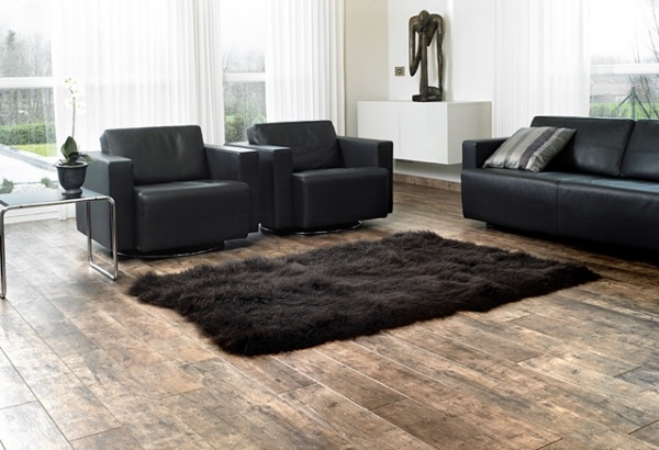 dubová laminátová podlaha rustikálny kožušinový koberec nábytok z čiernej kože