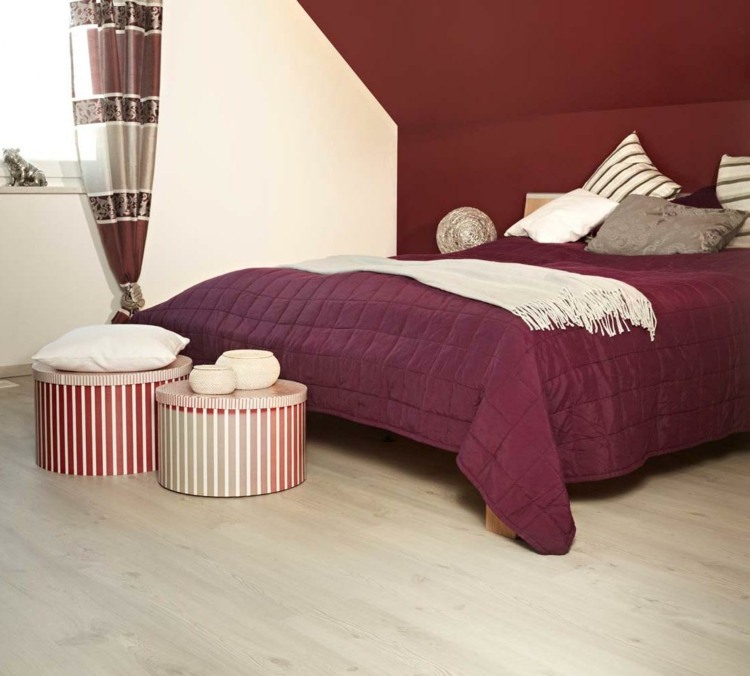 Laminátová podlaha, spálňa so spálňou so šikmým stropom