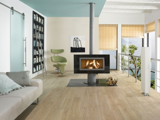 Pokladanie laminátovej podlahy krb biela sedačka minimalistická poznámka