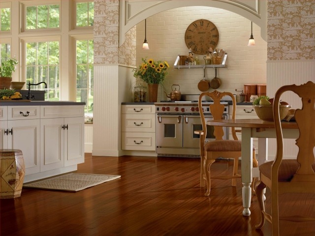 Laminátové podlahy kuchyňa drevený nábytok stôl stoličky kvety