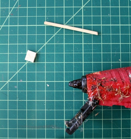 Lepiaca pištoľ ručná práca, lampa, drevená bielizeň