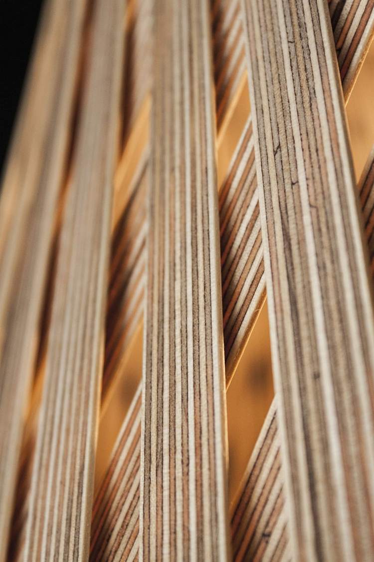 žiarovky vyrobené z preglejkových prúžkov vzor mriežka benjamin špot