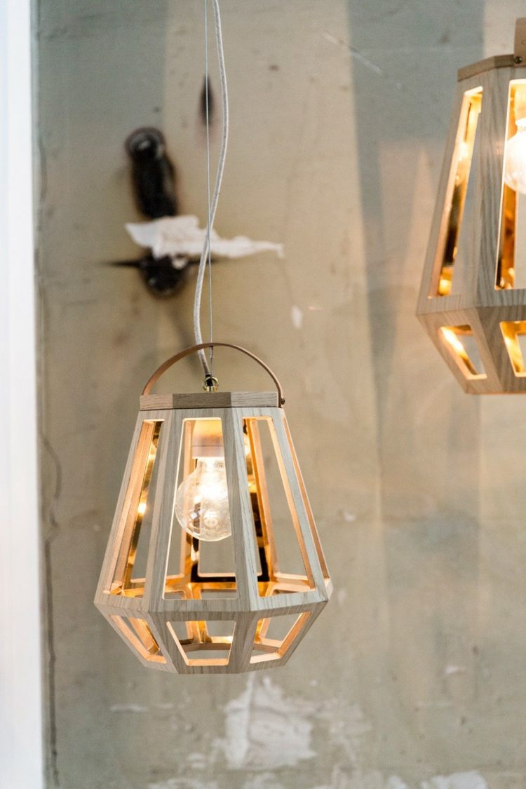 Drevená lampa sa stáva mobilnou vďaka koženej rukoväti na vrchu žiarovky dizajn drevo dub svetlo moderný štýl minimalistický