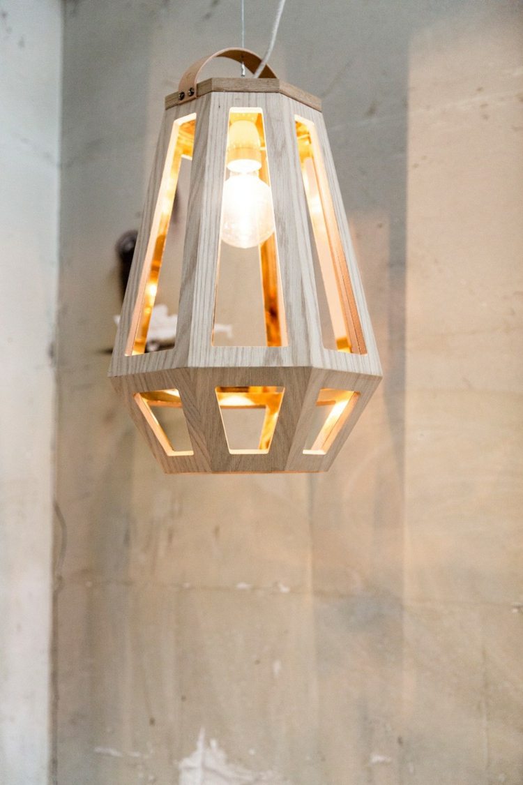 Moderná lampa pracuje s klasickou žiarovkou žiarovky dizajn drevo výzdoba interiéru svetlý rám dub