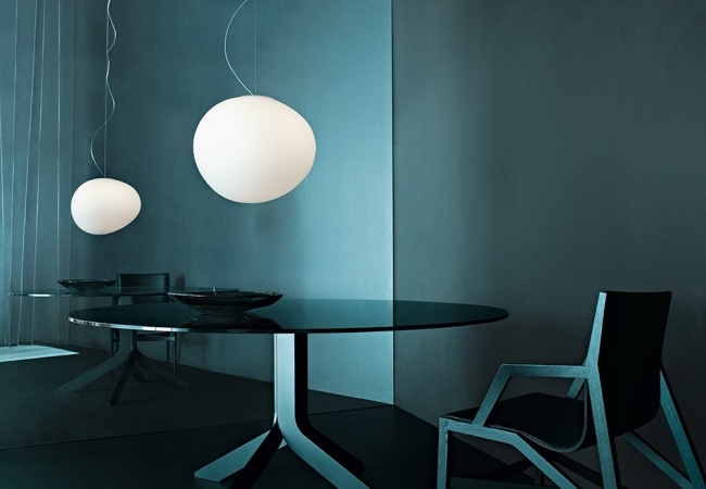 Závesná lampa Gregg Sospensione ručne fúkaný sklom lakovaný kov Závesná lampa Gregg Sospensione, ručne fúkaná sklom