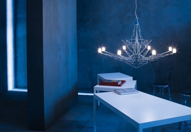 Elegantná svetlo-geometrická štruktúra, ručne fúkané sklenené prvky Elegantná ľahká geometrická štruktúra, ručne fúkané ľahké sklenené prvky