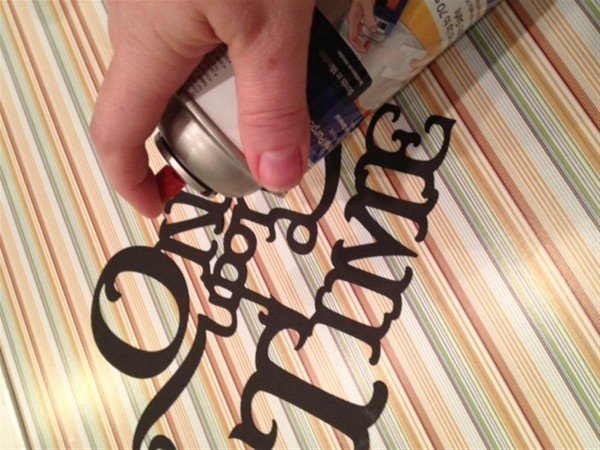 tienidlo na lampu silueta v spreji tienidlo na lampu odtlačok silueta nápad sprej lepidlo