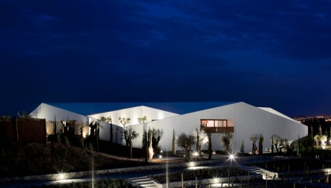 l a vinice hotelový rezort vonkajší dizajn fasáda biela