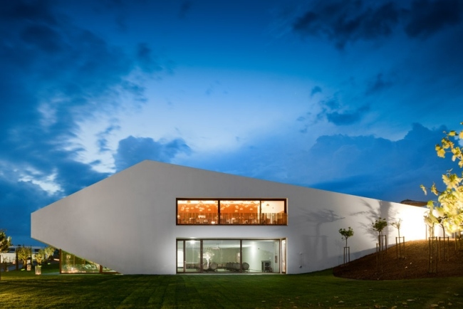 Moderné dizajnové hotelové osvetlenie l a okná viníc