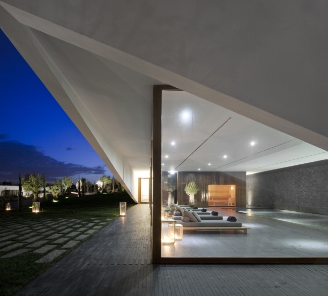 krytý bazén šikmé línie vidiecky vinohrad dizajnový hotel