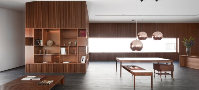 Moderný dizajn hotelovej lobby drevené police závesné svetlá podlaha