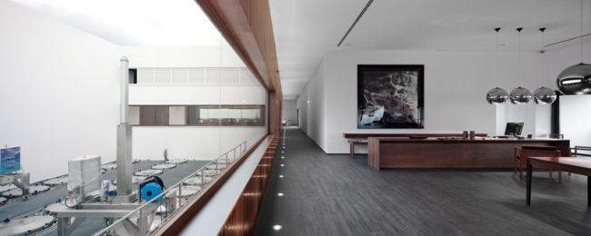 Vinice a vinice v modernom dizajne obklopujú hotelové vinice