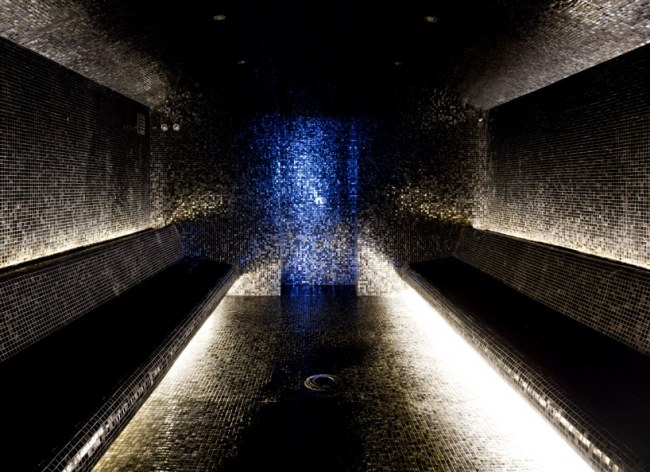 sauna čierne mozaikové dlaždice vedené pásy a vinice