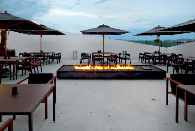 l a vinice hotel dizajn patio stoly ohnisko