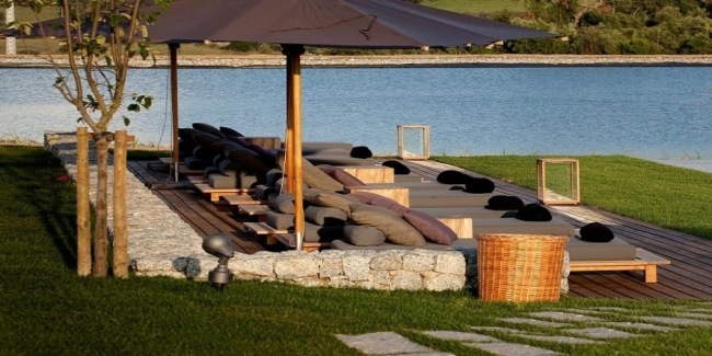 Moderné hotelové vinice obklopené ležadlami pri jazere