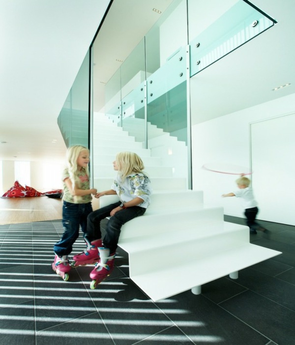 Interiér modernej architektúry vidieckeho domu minimalistický interiérový dizajn - sklenené schodisko