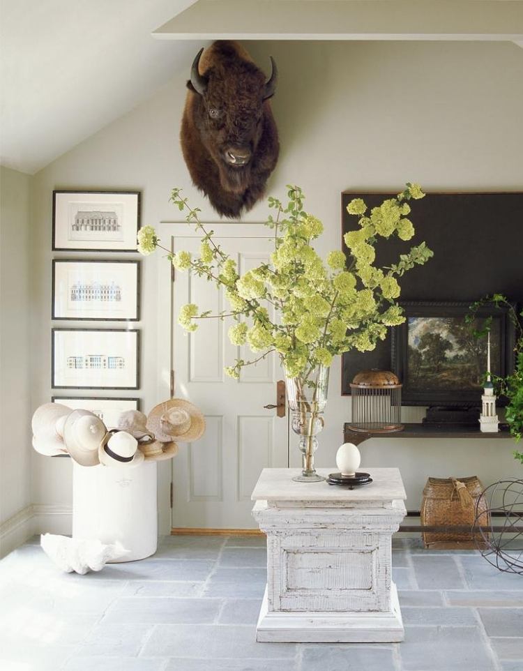 zaujímavý dizajn interiéru s malým stolíkom v strede Nábytok pre vidiecky dom na chodbe -dizajnový stôl-stred-múdry-čelná stena