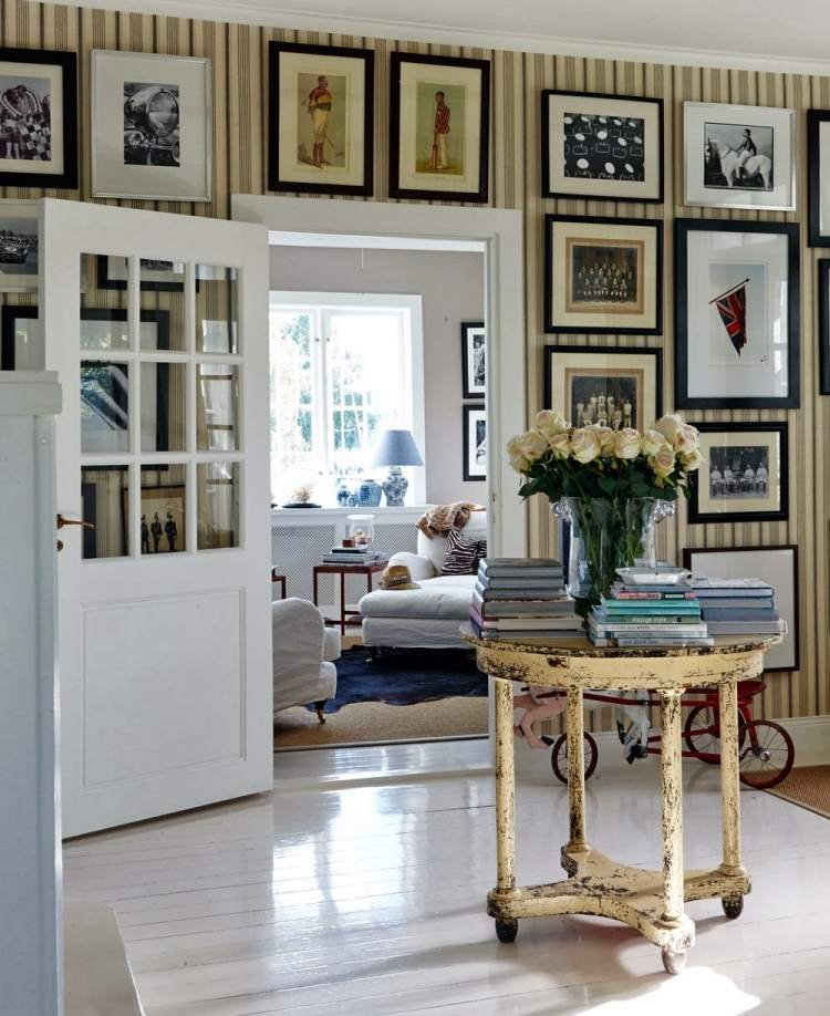 celá obrazová galéria visiaca na stene Nábytok do vidieckeho domu na chodbe-nábytok-stôl-malé-ruže-biele-obrázky-tapety-pásy