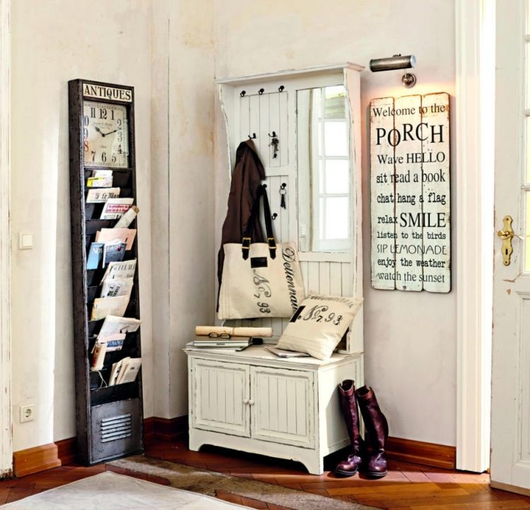 zaujímavý dizajn chodby so šatňou a stojanom na noviny z kovu Nábytok do vidieckeho domu na chodbe-hodiny-biela-skriňa-výtlačky-zastaraný-priemyselný dizajn-boot-vankúš-písmo