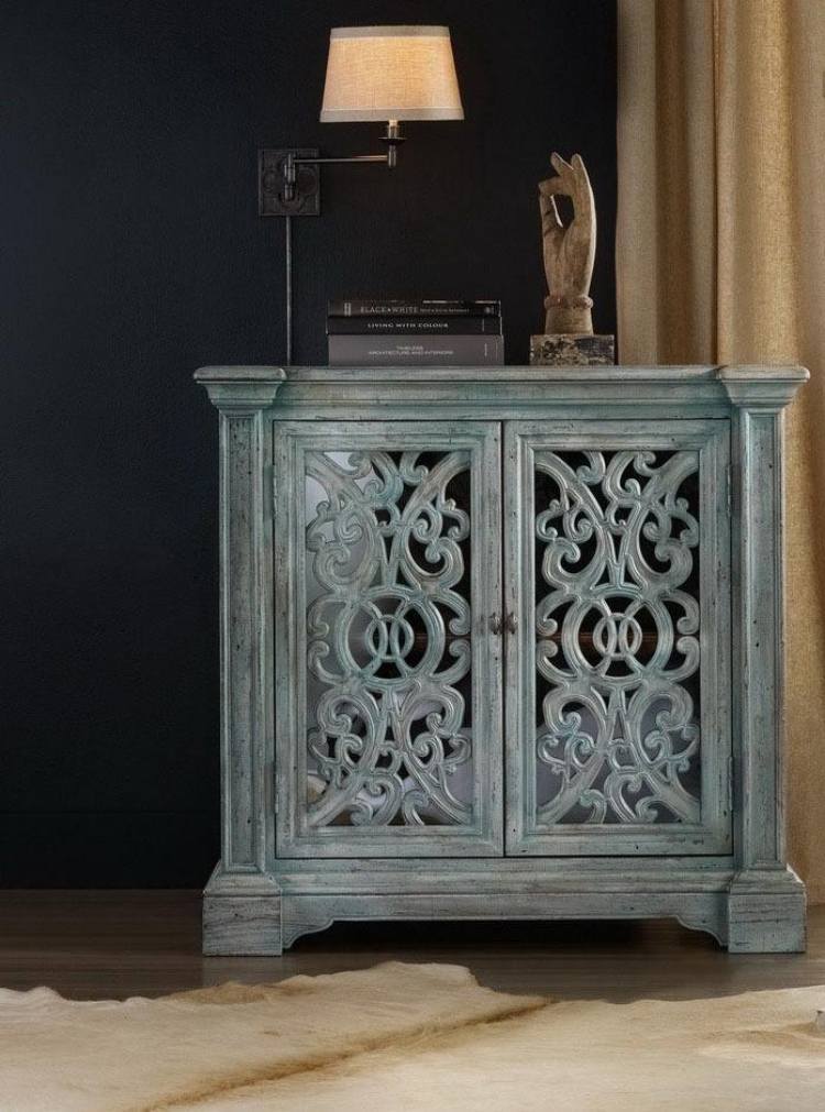 starožitný a starý nábytok sa hodí k štýlu vidieckeho domu vidiecky nabytok-v-chodbe-nabytok-skrina-filigranove-ornamenty-stolna lampa-rucne-umelecke-socharstvo