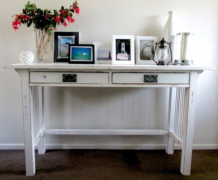 Konzolový stôl je prítomný vo väčšine chodieb krajina-nabytok-na-chodbe-nabytok-konzola-stol-biela-vaza-kvety-obrazky-plynova lampa