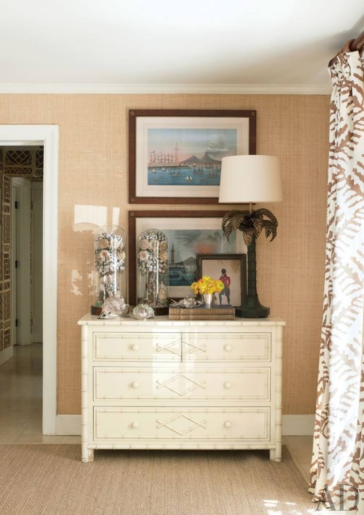 Komody sú praktickým nábytkom do každej miestnosti krajinovy-nabytok-v-chodbe-dizajn-komoda-biela-stolna lampa-obrazky-dekoracia-zaclony-vzor