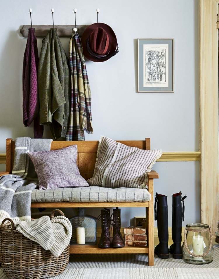 jednoduché často vyzerá veľmi príjemne a útulne krajinovy-nachod-na-chodbu-nabytok-garu-na stenu-lavicka-drevena-satna-obuv-vankusy-satky-klobuk