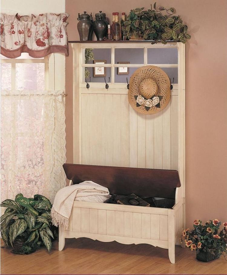 biela tradičná šatňa s motykami a sedačkou vidiecky dom-nabytok-v-chodbe-nabytok-satna-biela-sedacka-hrudnik-policka-policka-kvety-rastliny-zaclony