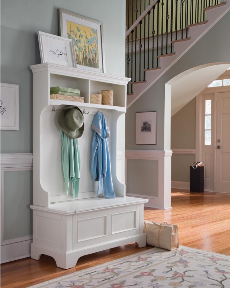 biela skriňa môže byť nápadito vyzdobená vidiecky dom-nábytok-v-chodbe-nábytok-šatník-biele-motyky-police-lavica-schodisko