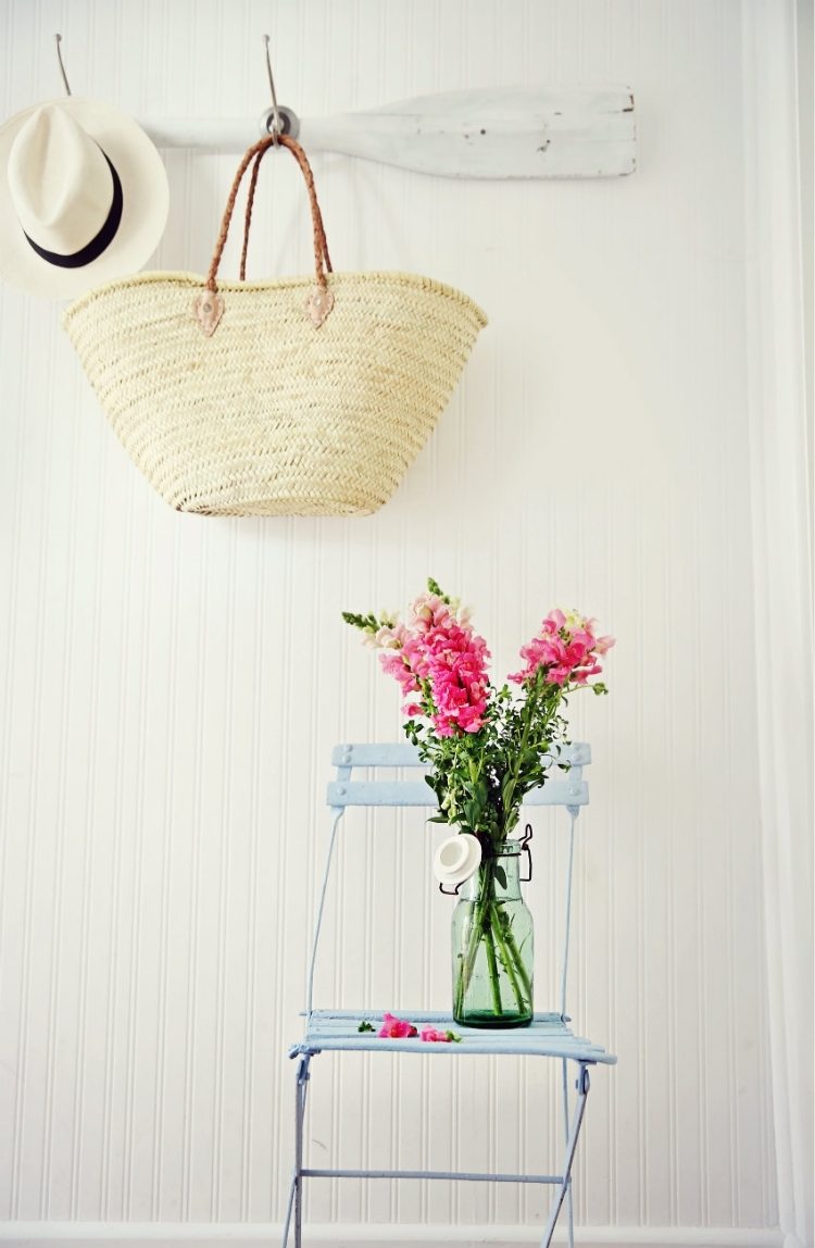 Paddel sa stal šatňou s podpätkami vidiecky dom-nabytok-na-chodbe-nabytok-na-dom-na-dom-pádlo-šatňa-stolička-glasplasche-kvety