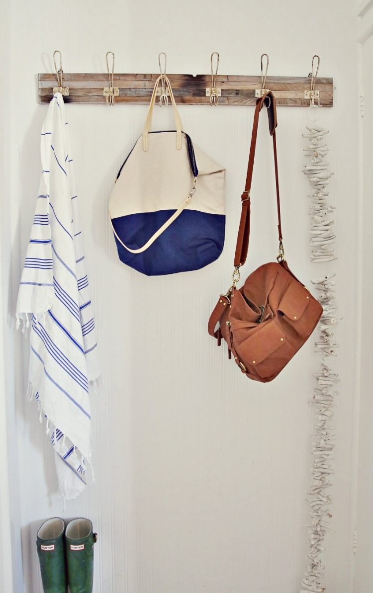 Nástenný vešiak na šaty z naplaveného dreva s háčikmi vidiecky nábytok-v-chodbe-šatňa-päta-taška-šatka-gumáky