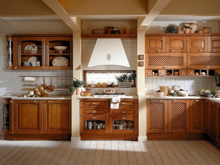 Vidiecky štýl s roštovými skrinkami kuchyňa vidiecky štýl kachľové zrkadlo svetlo šedá klasický interiér veľký