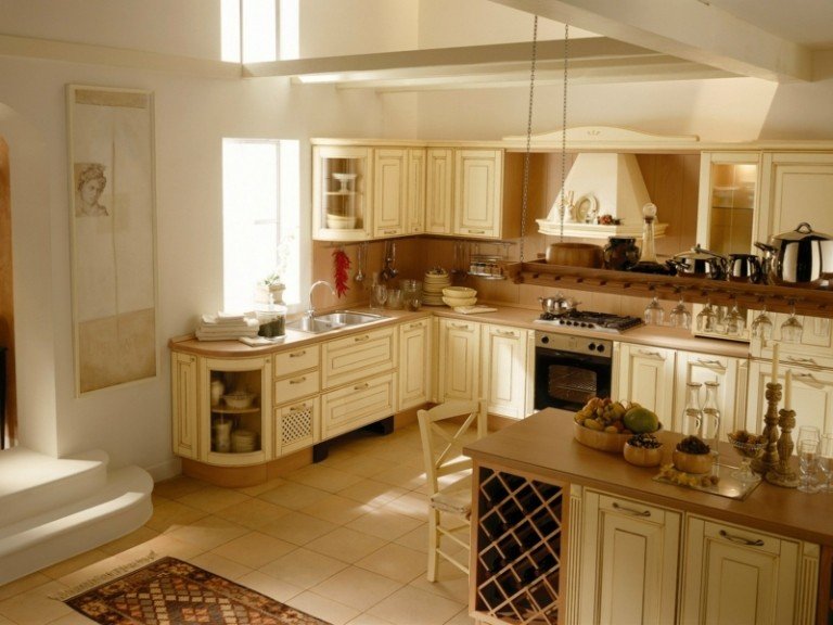 Kuchyňa vo vidieckom štýle v antickej bielej farbe kuchyňa vidiecky stojan na víno kuchynský ostrov vysoký strop bežec stará biela