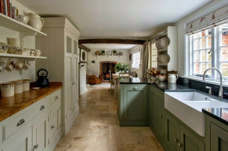 Založte si úzku kuchyňu vidiecky štýl kuchyne úzka izbová krémová zelená drezová polica