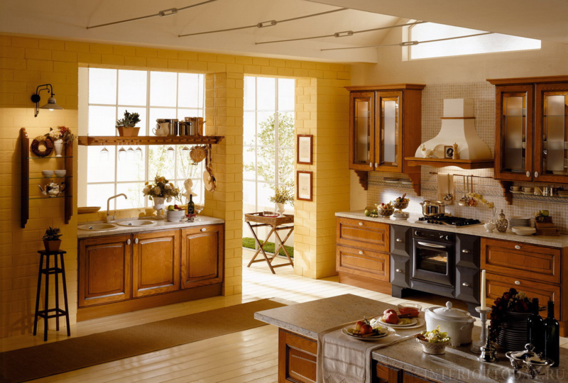 Drevená kuchyňa kombinovaná so žltou dlažbou kuchyňa vidiecky štýl štýlu žltá farba steny tmavé drevené skrinky zimná záhrada